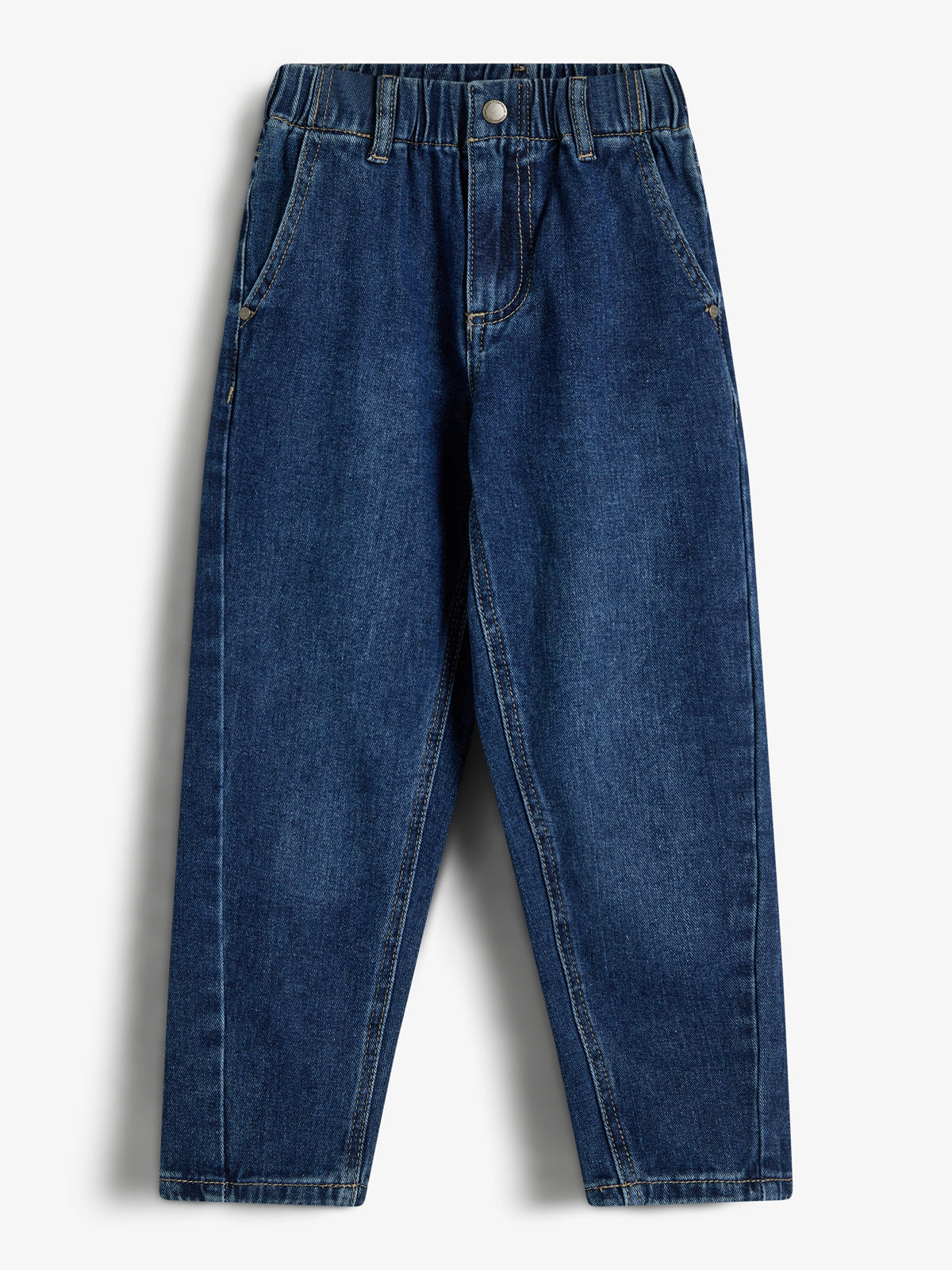 Eine dunkelblaue Jeanshose hängt ruhig an einem neutralen, weißen Hintergrund, mit einem elastischen Bund und Seitentaschen als markante Merkmale.
