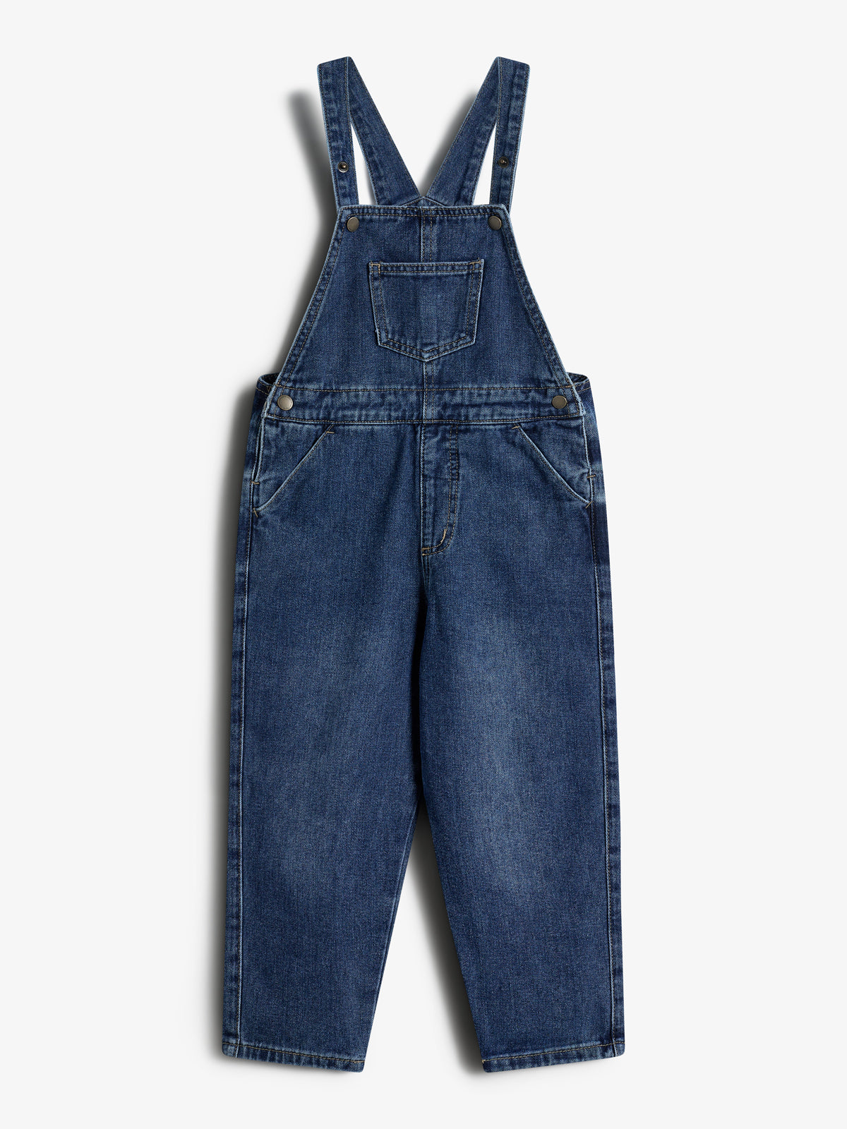 Dunkle Jeans-Latzhose hängt vor einem weißen Hintergrund. Sie hat verstellbare Träger, eine Brusttasche und zwei Seitentaschen, geeignet für legere Anlässe.