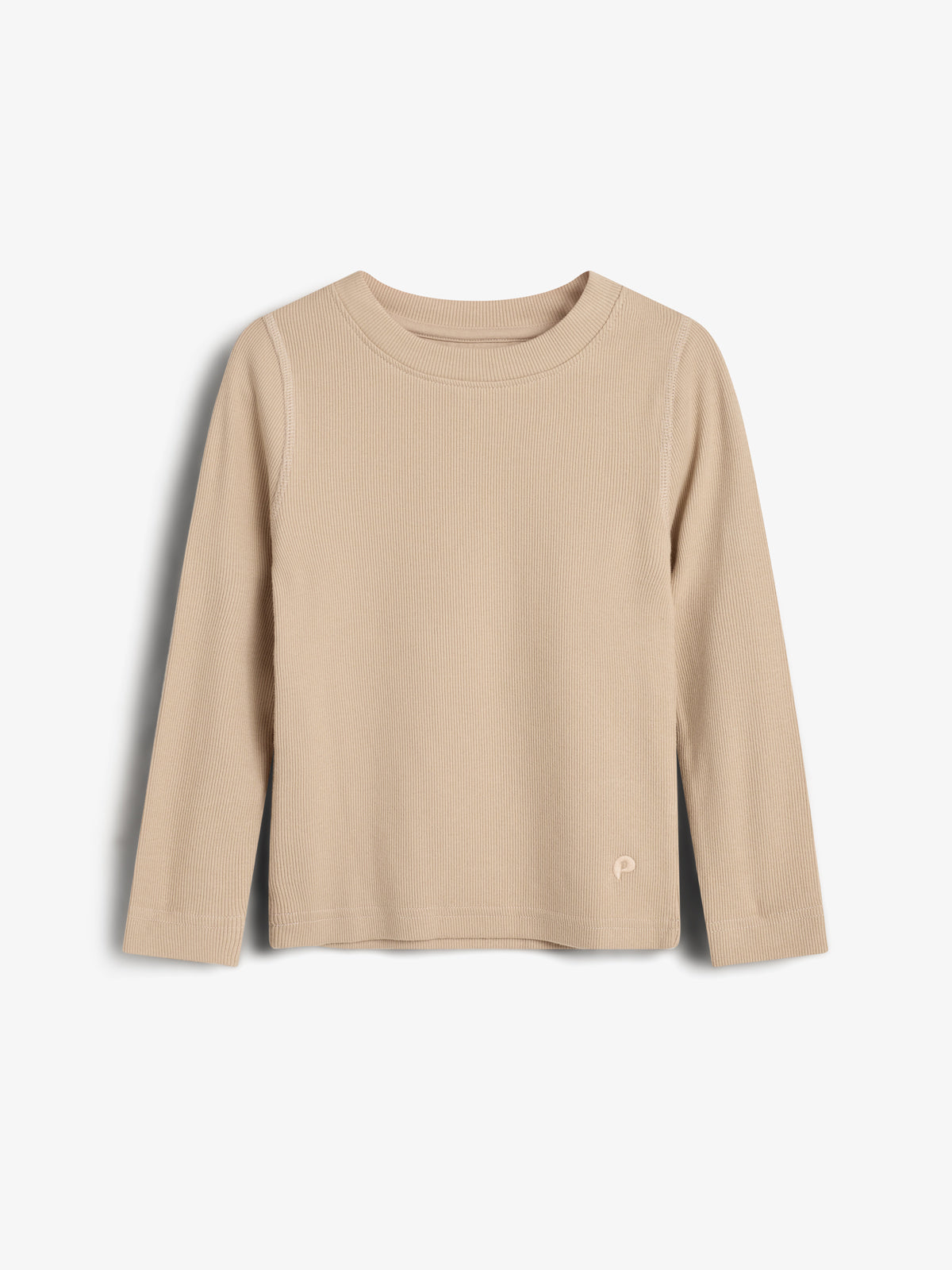 Beigefarbenes Langarmshirt mit rundem Halsausschnitt, hängt an einer unsichtbaren Aufhängung; schlichtes Design mit kleinem Markenlogo am unteren Rand; freigestellt auf weißem Hintergrund.