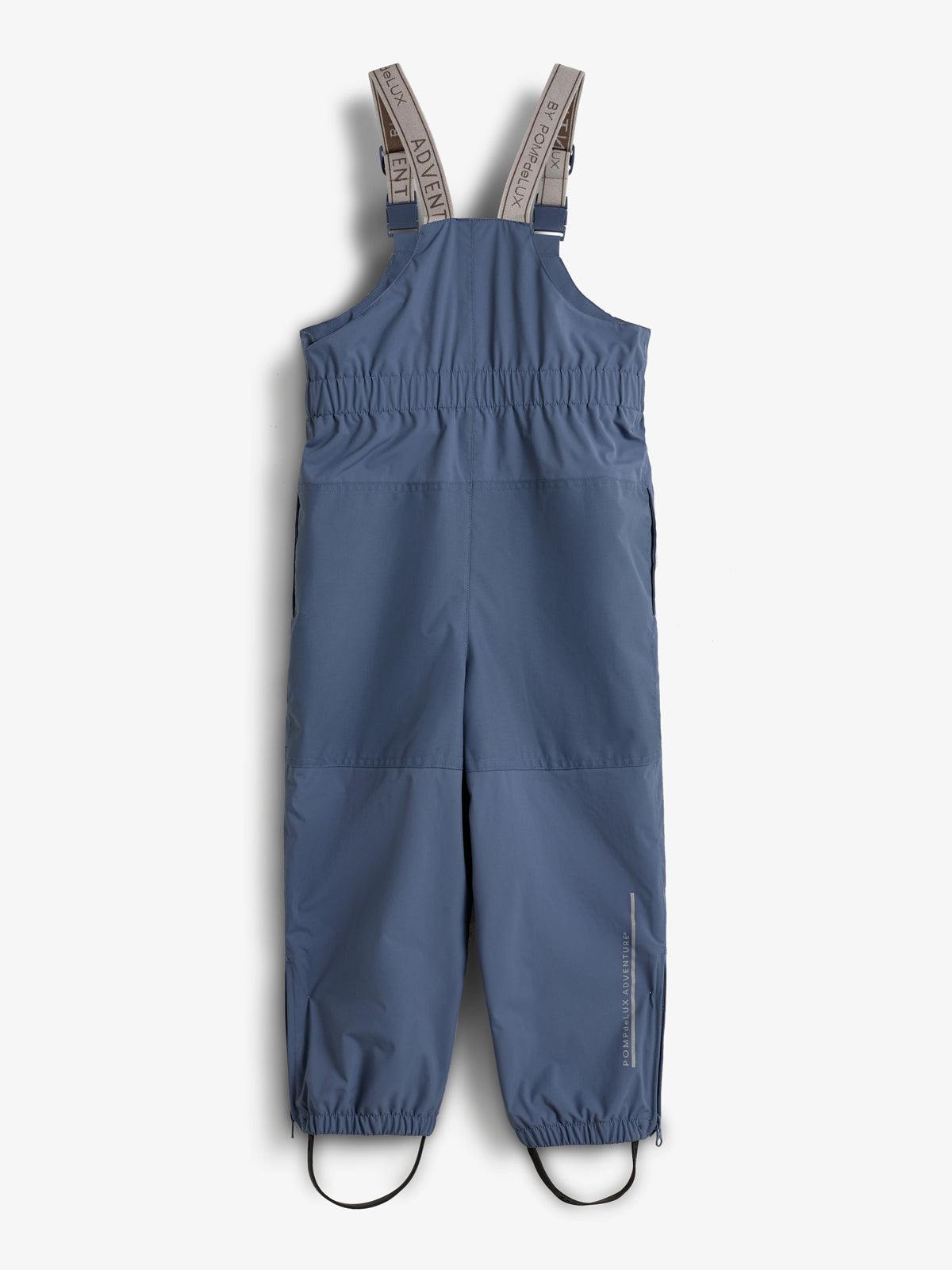 Eine blaue Kinder-Regenhose mit verstellbaren Trägern und elastischen Bündchen, liegt flach auf weißem Hintergrund. Auf den Trägern steht „ADVENTU“. Text unten: „POLARN O. PYRET“.