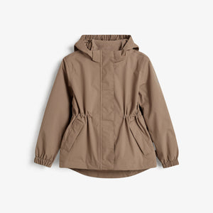 Eine braune Jacke mit Kapuze und elastischen Bündchen hängt ruhig vor einem weißen Hintergrund. Sie hat vordere Taschen und einen Reißverschluss, der von einer Abdeckleiste geschützt wird.