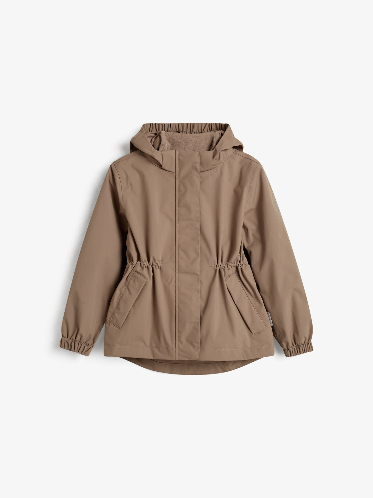 Eine braune Jacke mit Kapuze und elastischen Bündchen hängt ruhig vor einem weißen Hintergrund. Sie hat vordere Taschen und einen Reißverschluss, der von einer Abdeckleiste geschützt wird.