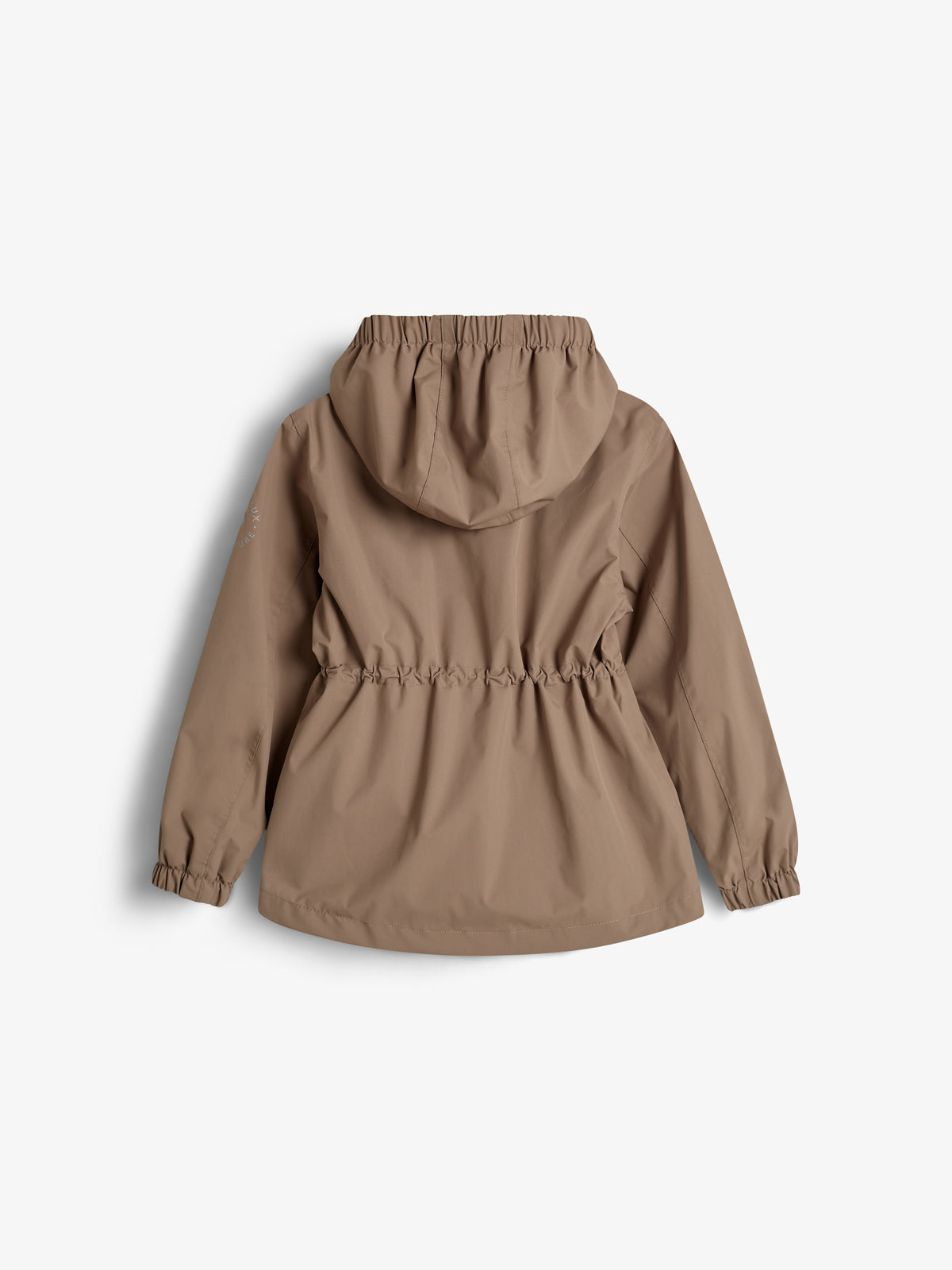 Eine braune Jacke mit Kapuze und elastischem Bund liegt flach auf einer weißen Fläche. Die langen Ärmel haben ebenfalls elastische Bündchen.