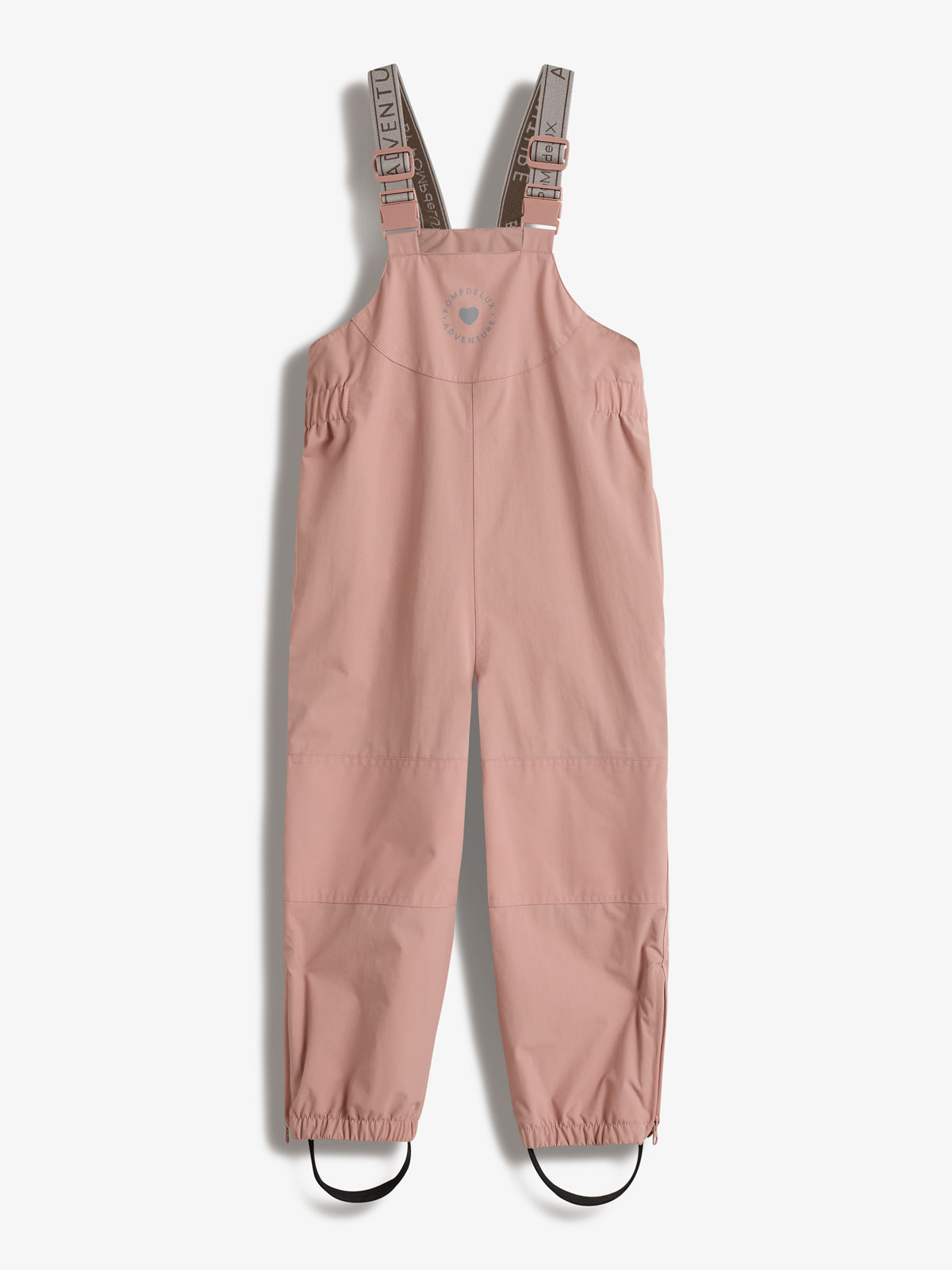 Ein rosa Kinderlatzhose mit elastischen Trägern und verstellbaren Schnallen hängt vor einem weißen Hintergrund. Auf der Brust ist ein kreisförmiges Logo mit dem Text "POLO DO LOU YAYAYAYAYAYA!".