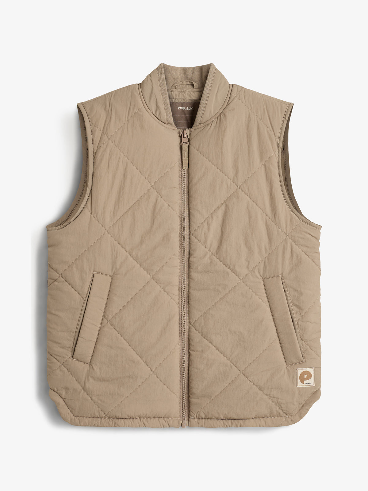 Gesteppte beige Weste mit Reißverschluss, diagonalen Nähten und Seitentaschen; trägt ein kleines, rechteckiges Logo unten rechts; auf hellgrauem Hintergrund. Text auf dem Etikett: "PANGAIA".