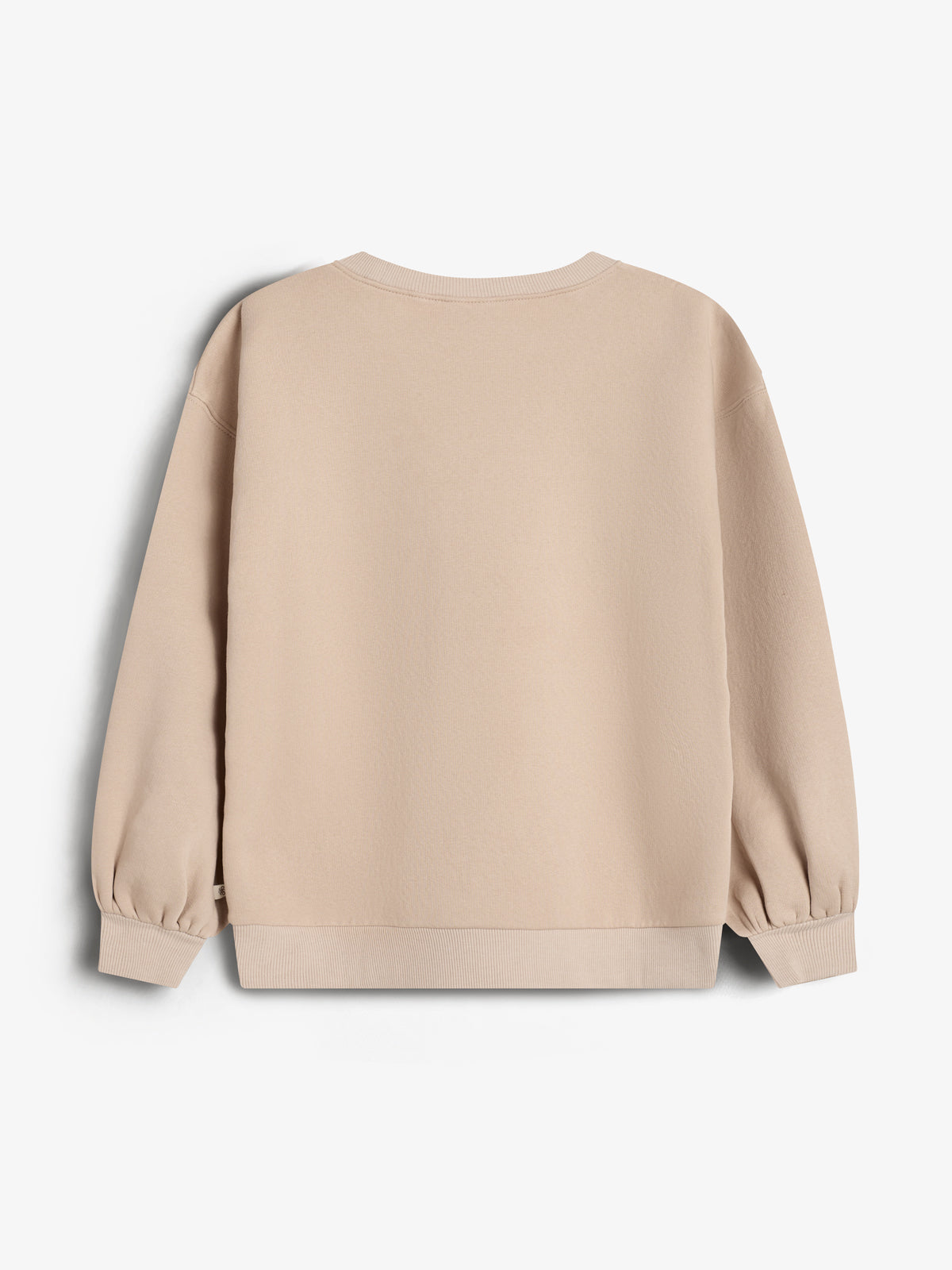 Beiger Pullover, hängt unbewegt, mit gerippten Bündchen und Rundhalsausschnitt, auf weißem Hintergrund.