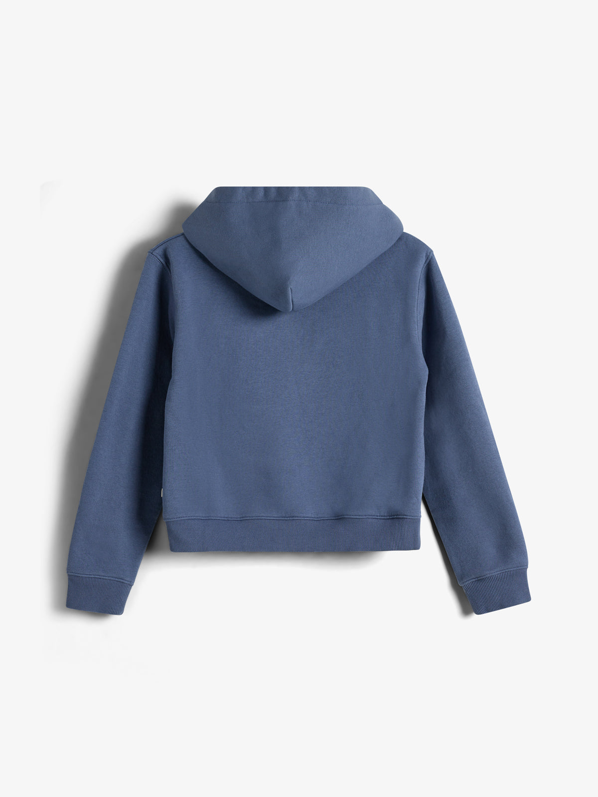 Ein blauer Kapuzenpullover hängt ruhig. Der Pullover ist mit langen Ärmeln und einer Kapuze gestaltet, präsentiert in einem hellen, neutralen Hintergrund.