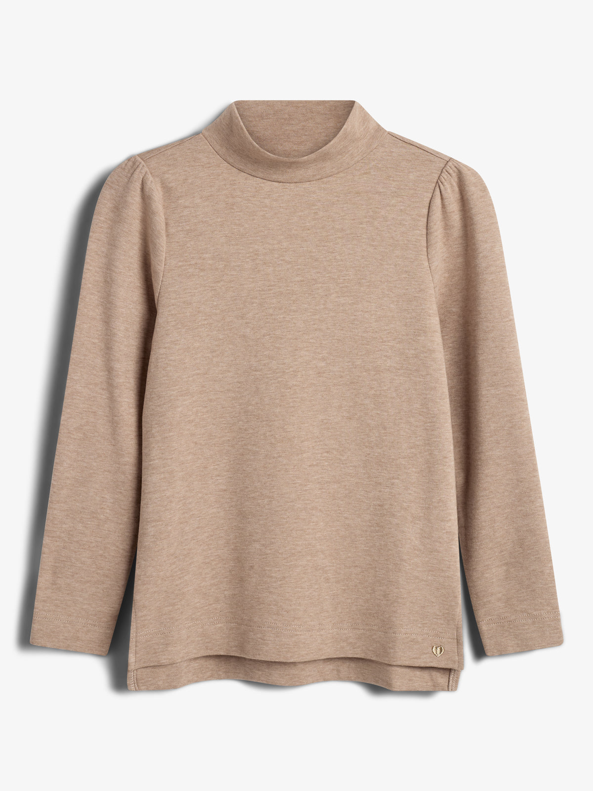 Beiger Rollkragenpullover hängt statisch vor einem weißen Hintergrund. Der Pullover hat lange Ärmel und keine sichtbaren Verzierungen. Ein kleines goldenes Logo ist am unteren Rand angebracht.