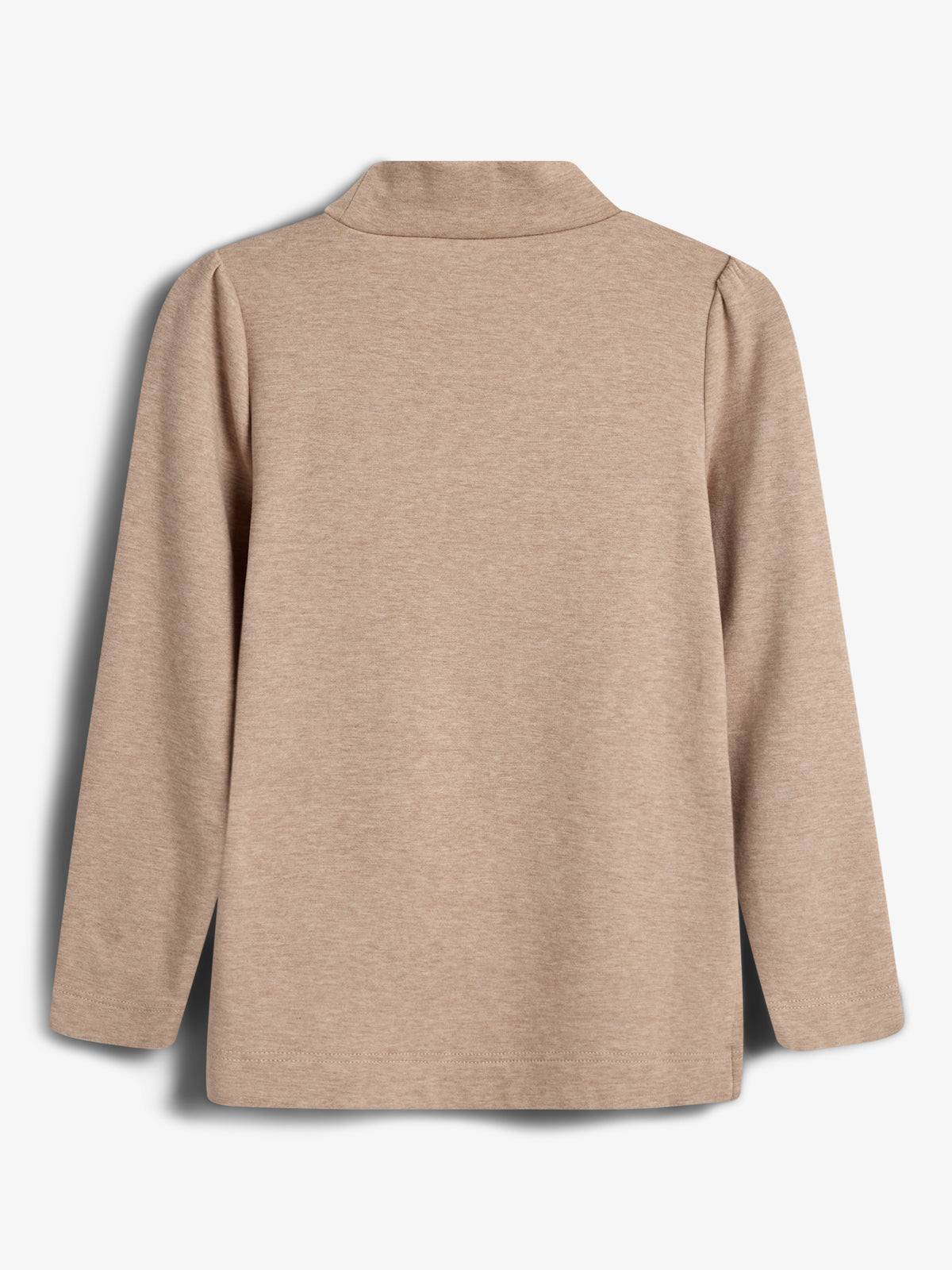 Ein beige Langarmhemd ist flach gelegt, präsentiert die Rückseite, auf einem neutralen, weißen Hintergrund platziert. Der Stoff wirkt schlicht und lässig. Keine Textaufschriften vorhanden.