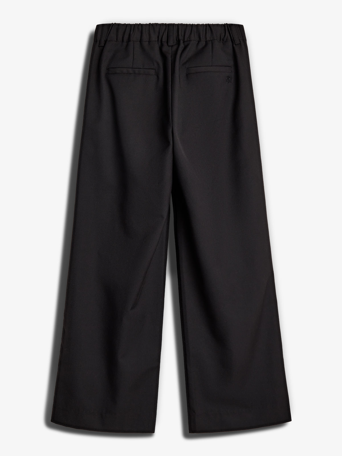 Eine schwarze, weit geschnittene Hose mit elastischem Bund und zwei Gesäßtaschen liegt flach vor einem weißen Hintergrund.