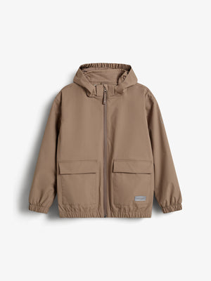 Eine beigefarbene Jacke mit Kapuze und Reißverschluss, hervorgehobene Taschen vorne, liegt flach auf einem weißen Hintergrund. Text: "RAINWEAR" auf dem rechten Ärmel, "CAMPANIA" auf einem Etikett.