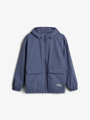 Eine blaue Kapuzenjacke mit Reißverschluss und zwei großen Fronttaschen liegt flach in einem neutralen Raum. Die Ärmel haben elastische Bündchen. Ein Logo ist auf dem linken Ärmel zu erkennen.