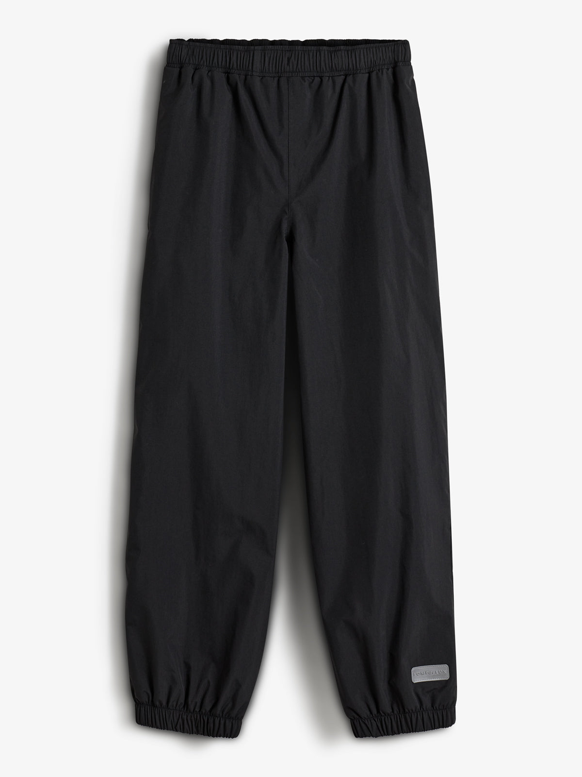 Schwarze Hose mit elastischem Bund und Beinabschlüssen, liegt flach auf weißem Hintergrund. Ein kleines graues Etikett unten rechts mit dem Text: "LINDUIS".