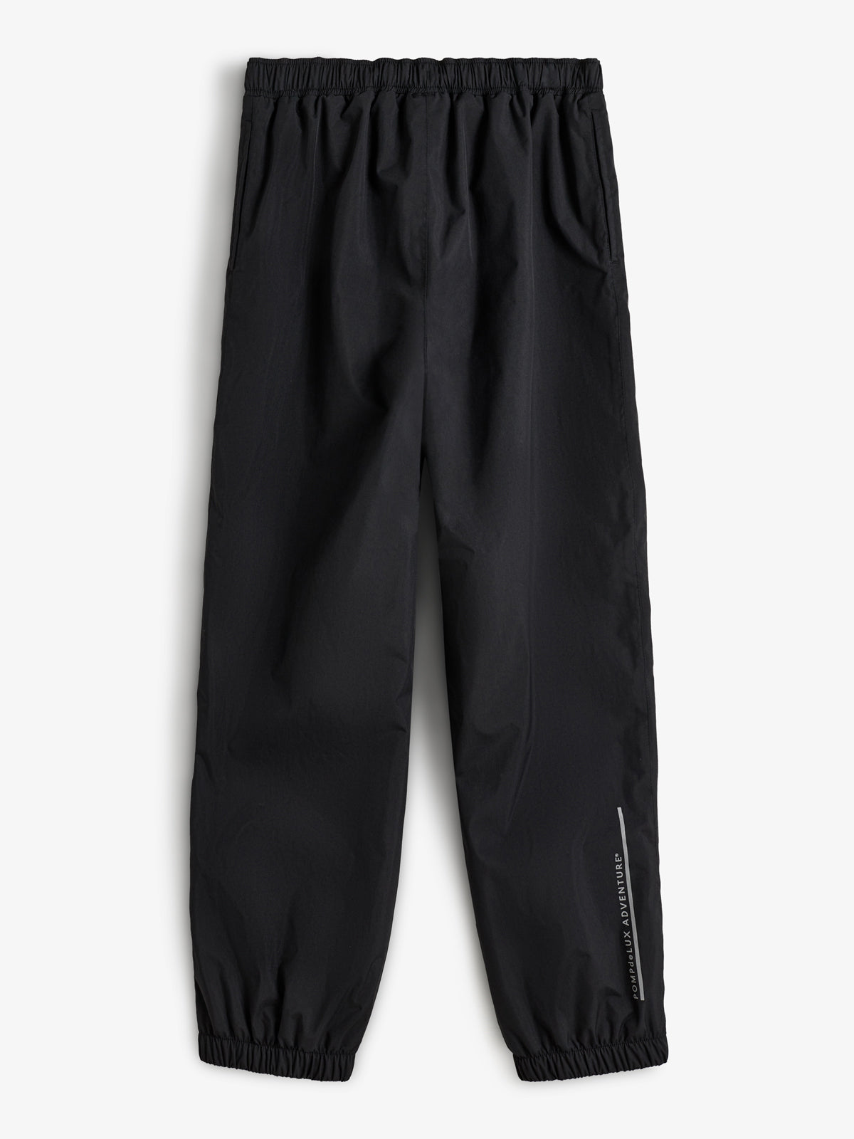 Eine schwarze Hose mit elastischem Bund und Beinabschlüssen. Der Schriftzug „Voyageur Adventure“ ist am rechten Bein zu sehen. Die Hose liegt flach auf einem weißen Hintergrund.