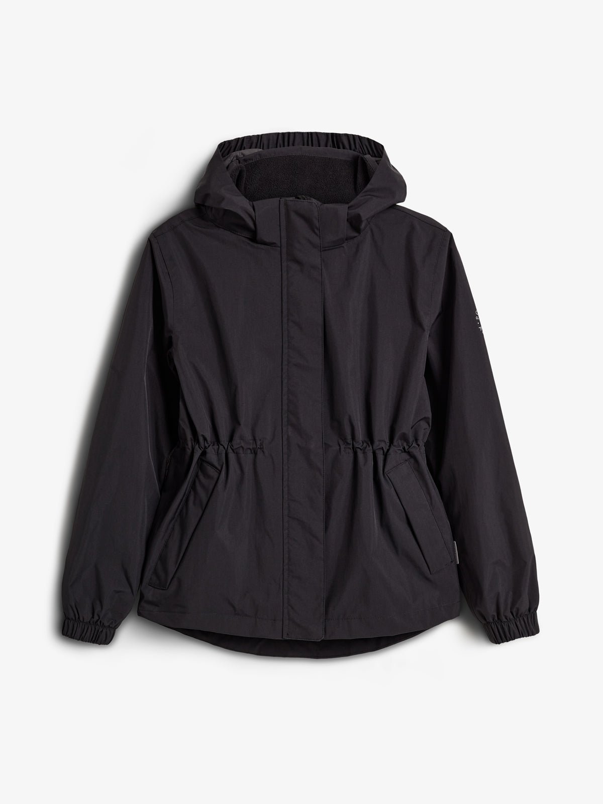 Eine schwarze Windjacke mit Kapuze liegt flach vor einem weißen Hintergrund. Die Jacke hat elastische Bündchen und Taillenbund, sowie Seitentaschen.