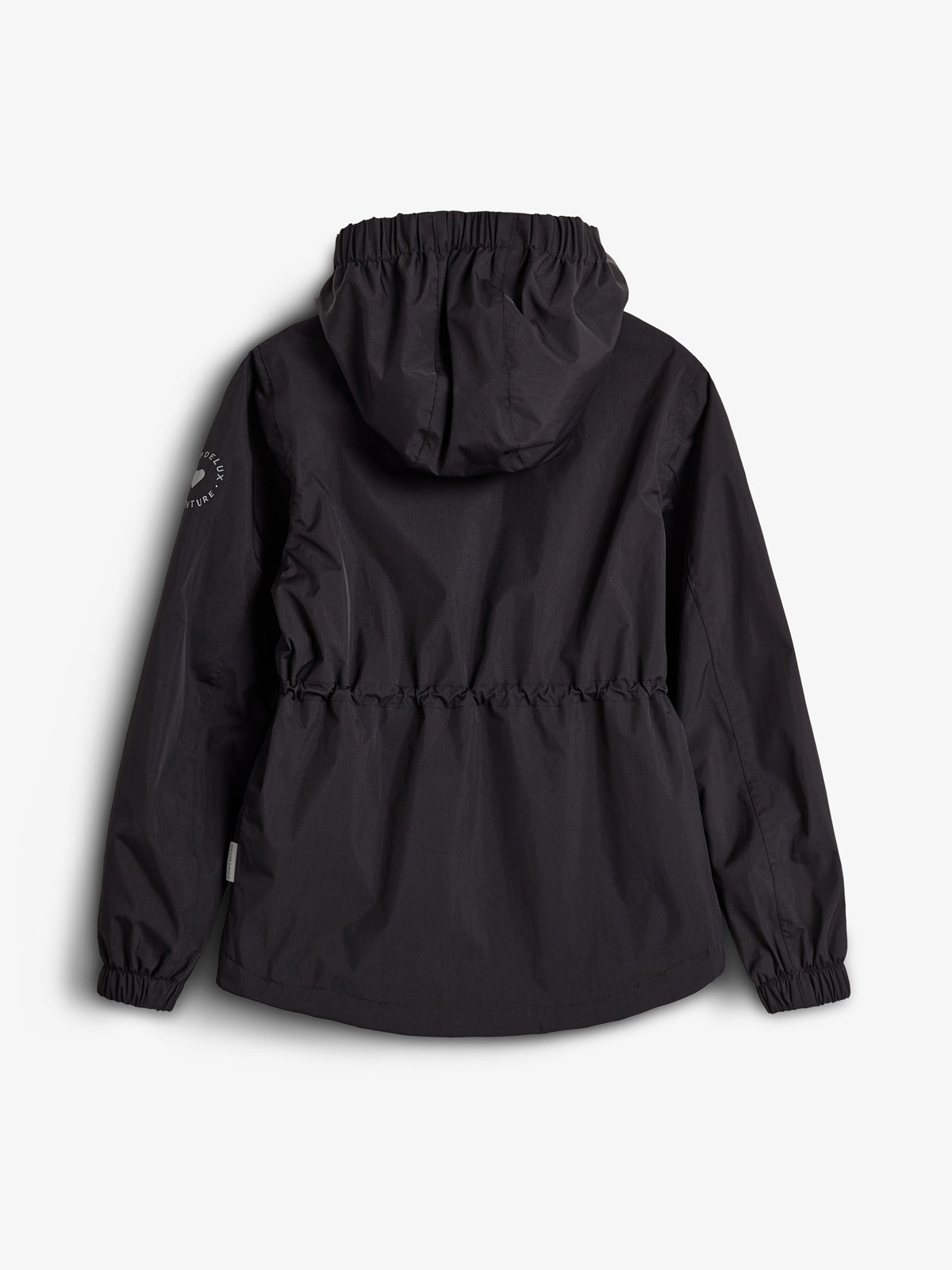 Schwarze Jacke mit Kapuze hängt flach in neutralem Raum. Elastische Bündchen an Ärmeln und Taille. Auf dem linken Ärmel steht text: "Forever Lucky Adventure".