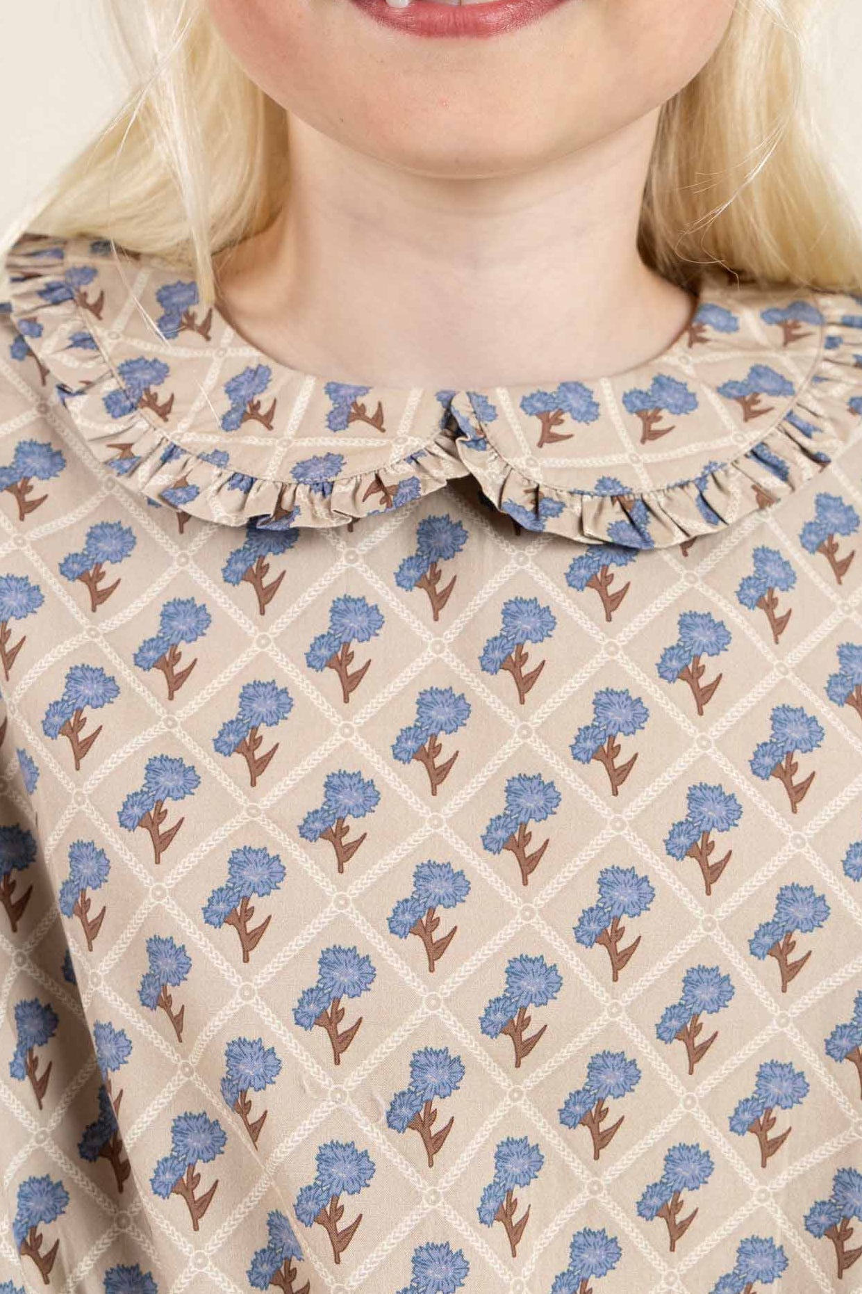 Bedrucktes Kleid aus Baumwollpopeline mit Gummizug in der Taille - Tween - Caffe Latte w. Blue | 100801 Amine