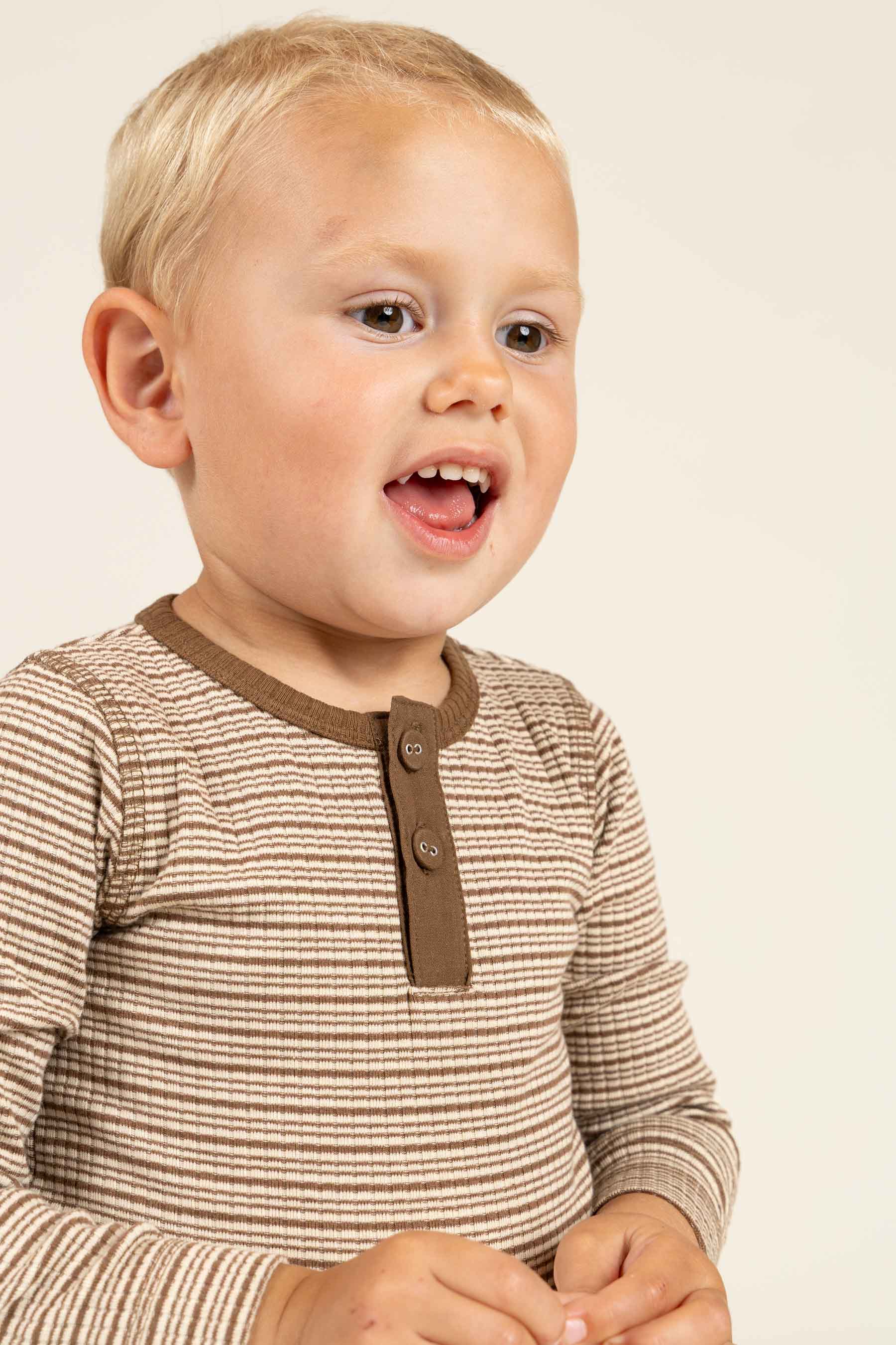 Langärmeliger Baumwoll-Ripp-Body - Kids - Coffee Stripe | 100559 Manson