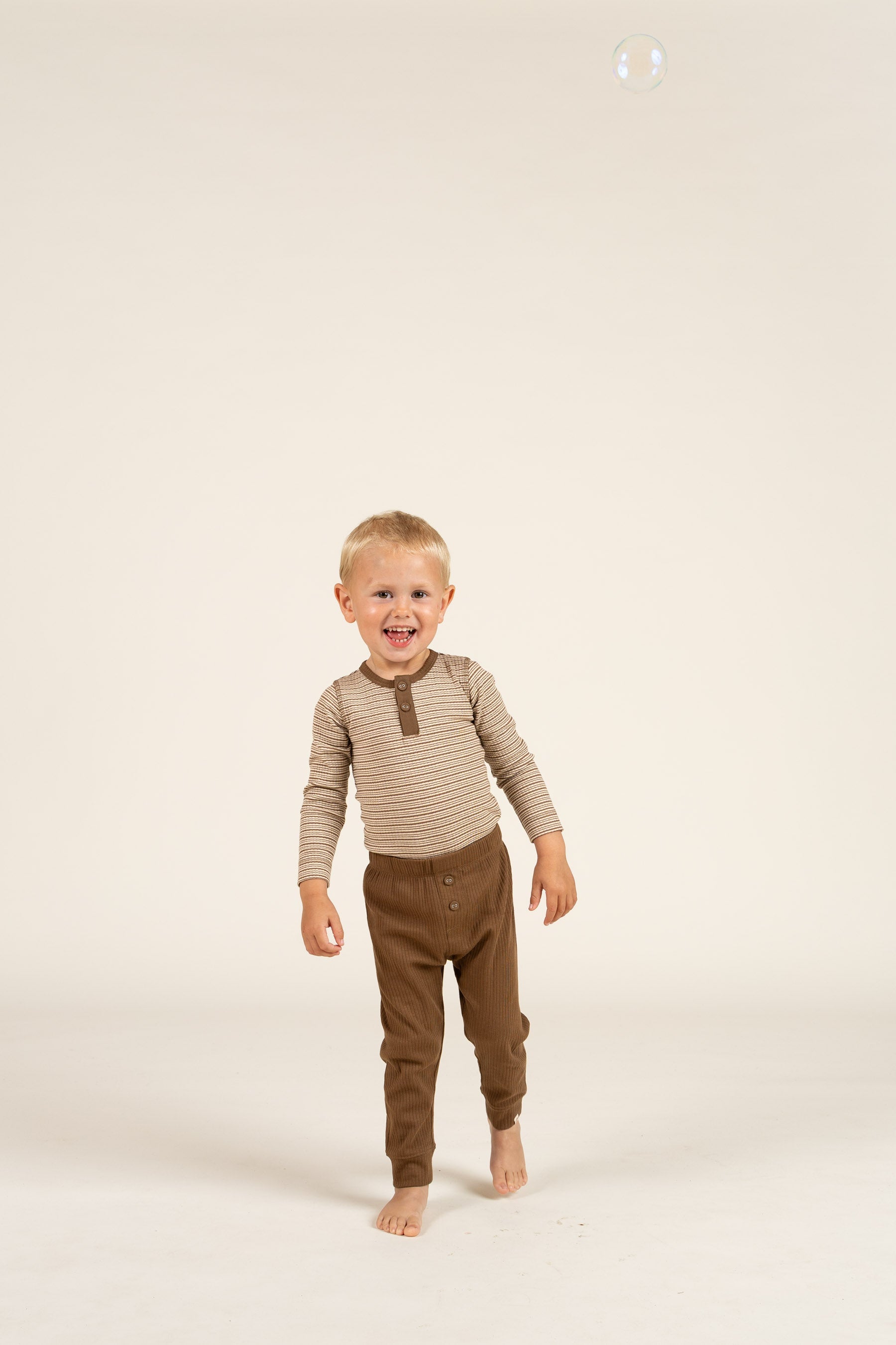 Langärmeliger Baumwoll-Ripp-Body - Kids - Coffee Stripe | 100559 Manson