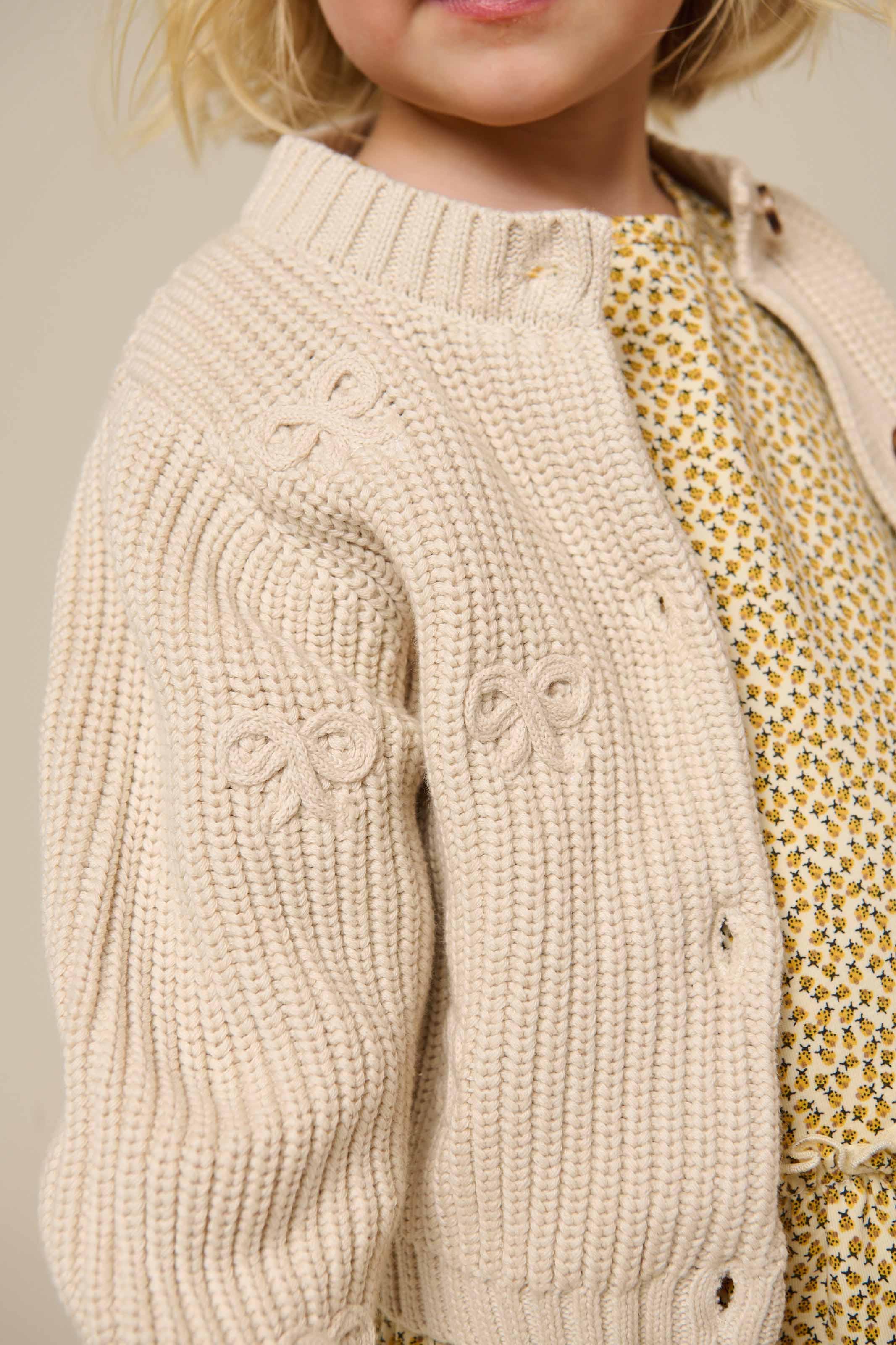 Baumwollstrickjacke mit Schleifen - Kids - Nature | 100790 Freya