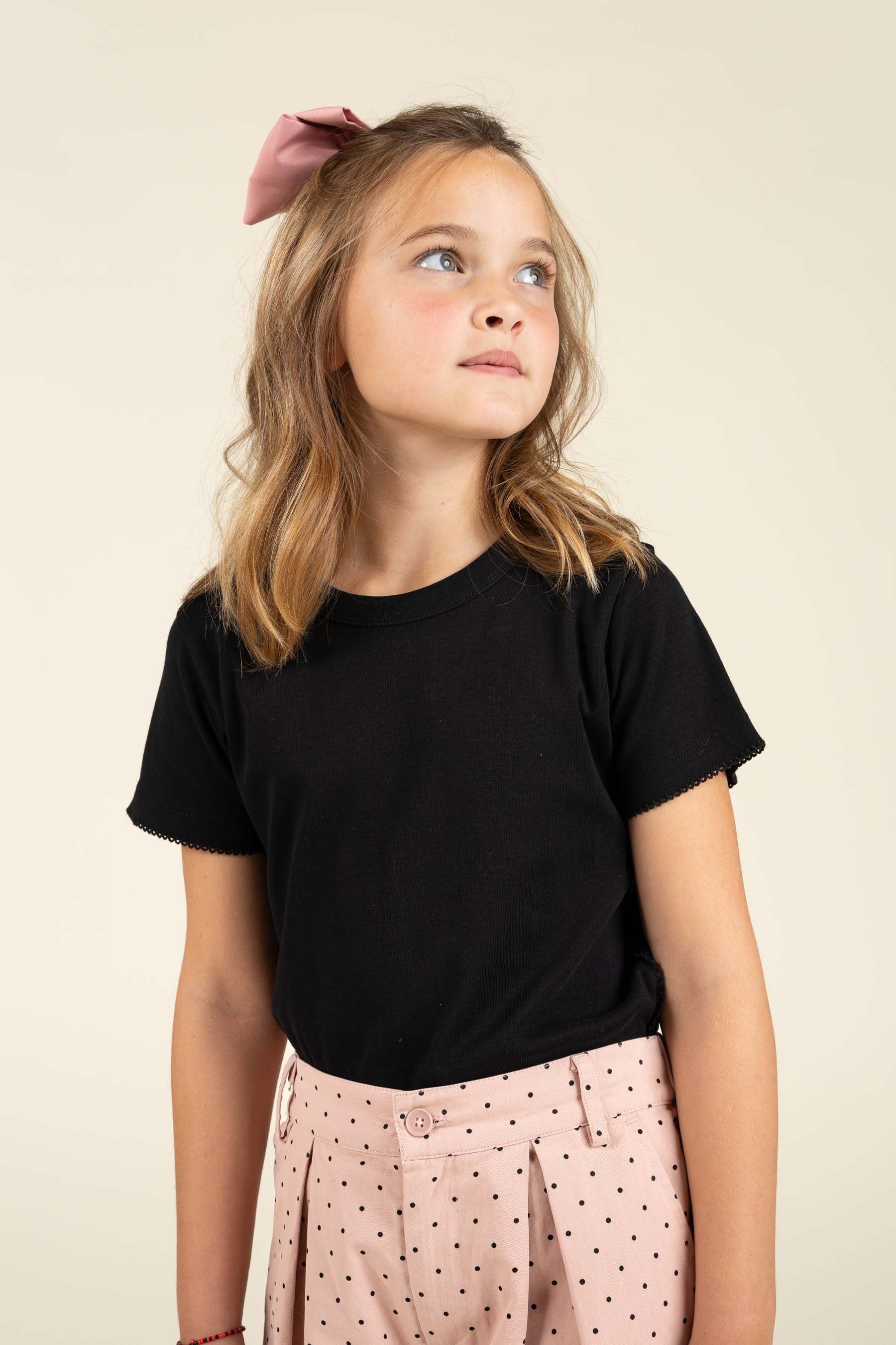Tailliertes T-Shirt mit Picot-Stich - Tween - Black | 100379 Tina